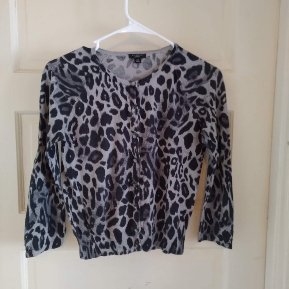 ANN TAYLOR. Leopard Knit Sweater. Button Front.. Size SP